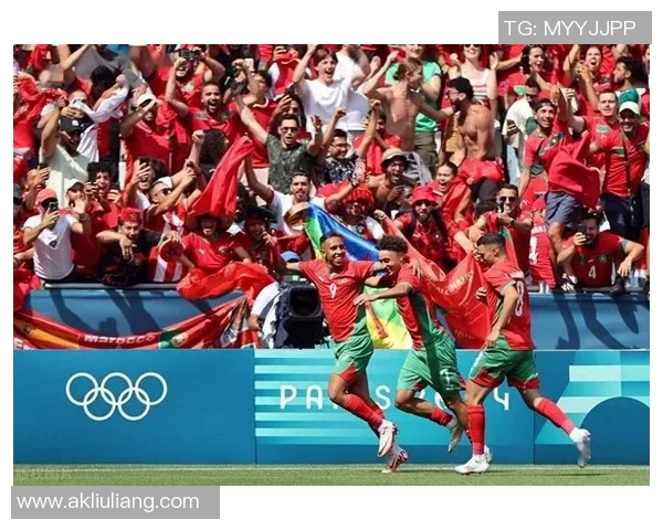 足球巨星亲身体验滑滑梯的乐趣 引发球迷热议与欢笑不断